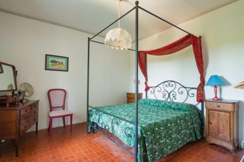 Camera Pietro del Borgo Rinascimento B&B a Farnese, con letto a baldacchino e biancheria verde