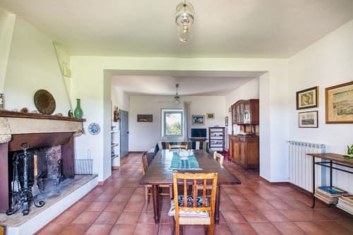 Spazioso appartamento Pietro a Borgo Rinascimento, Farnese, con pavimenti in cotto, tavolo da pranzo, camino e