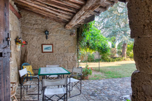 Patio coperto con tavolo da pranzo presso Borgo Rinascimento, appartamento La Scuderia a Farnese, Italia
