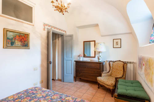 L'appartamento La Scuderia a Borgo Rinascimento a Farnese presenta mobili in legno rustico, opere d'arte decorativa e terracotta