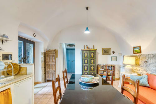 Zona pranzo dell'appartamento La Scuderia a Borgo Rinascimento, Farnese, con soffitto a volta, travi in legno e stile rustico italiano