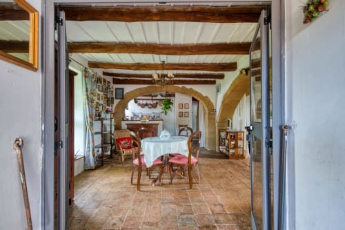 Appartamento Giotto presso il B&B Borgo Rinascimento a Farnese con pavimenti in terracotta rustica, travi in legno, archi e