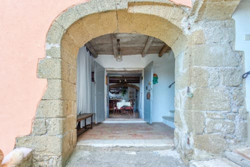 Ingresso ad arco in pietra dell'appartamento Giotto presso il Borgo Rinascimento B&B a Farnese, Italia