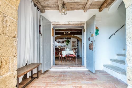 Ingresso dell'appartamento Giotto presso il Borgo Rinascimento B&B a Farnese, con pavimenti in cotto e travi in legno rustico