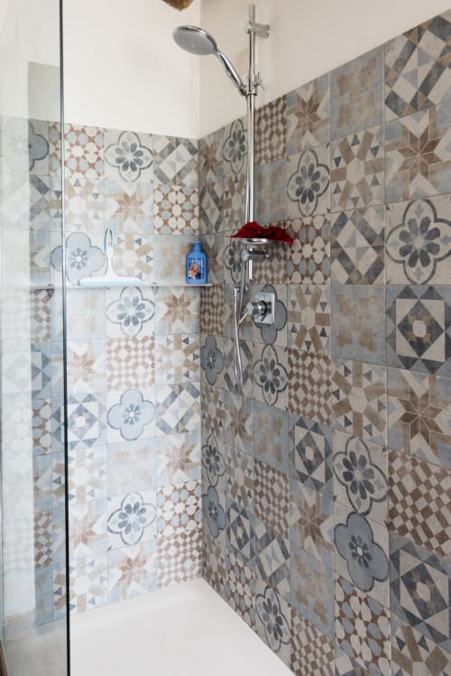 Moderna cabina doccia con piastrelle a motivo geometrico nell'appartamento Borgo Rinascimento a Farnese, Italia