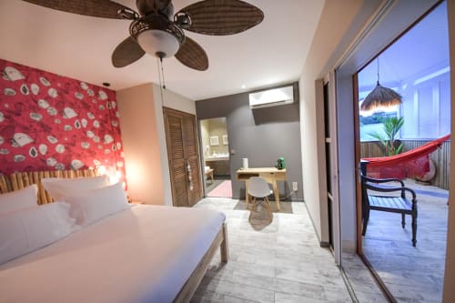 Suite Mayero vue jardin tropical accès terrasse Hôtel Maison Clémentine Martinique