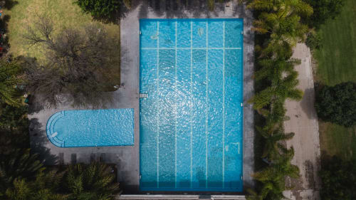 Vista aérea de la piscina del Hotel El Porvenir con carriles divisores en Tunas Blancas, Querétaro