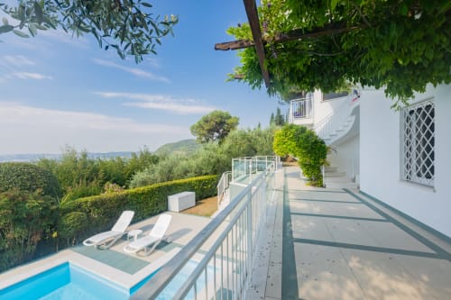 Sonnige Terrasse der Casa Alba, Prince Garda, Gardone Riviera mit Pool, Liegestühlen und Seeblick