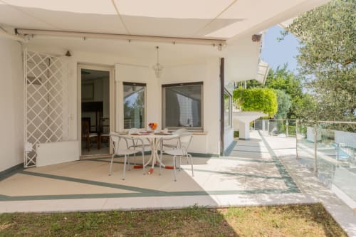 Patio der Casa Alba Wohnung mit Esstisch, überdachter Terrasse und Seeblick in Gardone Riviera