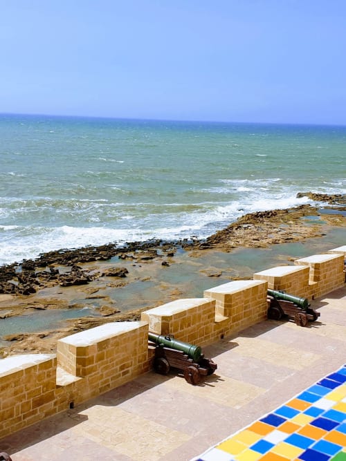 Villa Triskel avec vue côtière, canons historiques sur rempart de pierre dominant plage rocheuse et mer turquoise, France