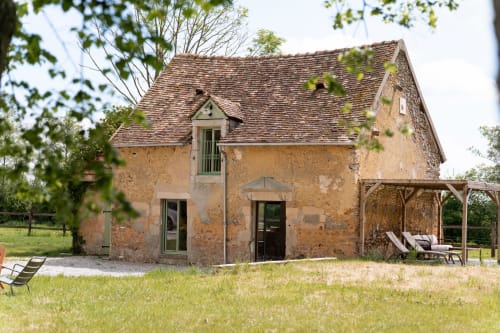 Maison en pierre rustique aux Maisons Noisette B&B à Saint-Pierre-des-Ormes avec terrasse et transats