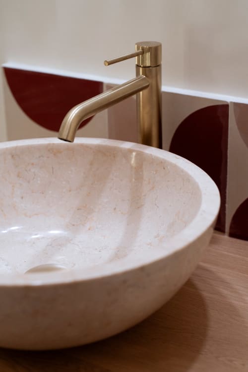 Vasque en marbre beige avec robinet en or brossé à l'auberge Maisons Noisette, Saint-Pierre-des-Ormes