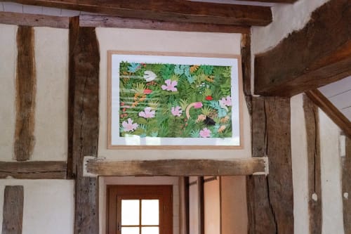 Tableau botanique tropical encadré avec fleurs roses et fougères dans chambre rustique aux poutres apparentes à Maisons Noisette