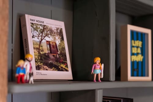 Étagère à Maisons Noisette B&B : livre de tiny house, figurines miniatures et art encadré