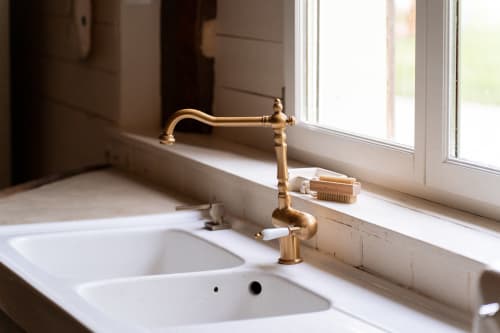Robinet en laiton luxe et double vasque dans la salle de bain de Maisons Noisette, Saint-Pierre-des-Ormes
