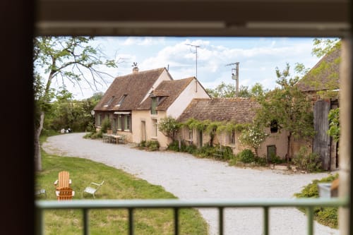 Maisons Noisette, cottage de campagne à Saint-Pierre-des-Ormes avec cour gravillonnée et vue sur pelouse verdoyante