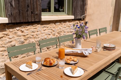 Petit-déjeuner en extérieur à Maisons Noisette avec viennoiseries, jus de fruit et fleurs à Saint-Pierre-des-Ormes