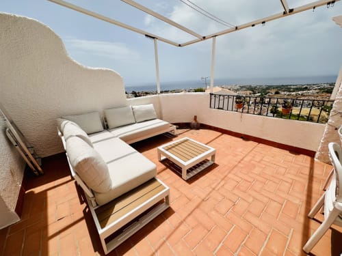 Terraza del apartamento exclusivo SF 48 con vistas al mar en Nerja, zona de descanso, vistas a océano y costa, pérgola con sombra