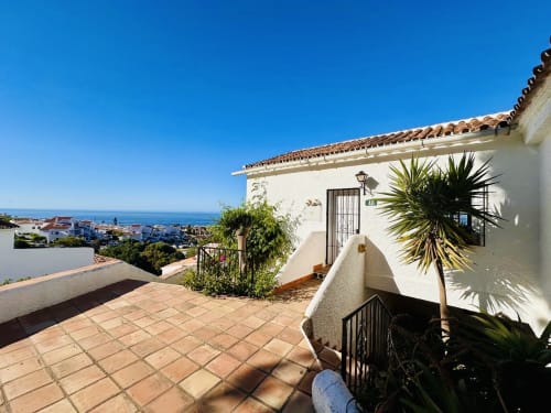 Apartamento exclusivo con vistas al mar en Nerja, terraza de barro cocido, paredes encaladas y vistas a la costa mediterránea