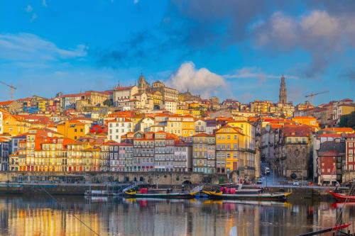 Edifícios coloridos à beira-mar e barcos em Aveiro, a encantadora cidade de canais de Portugal