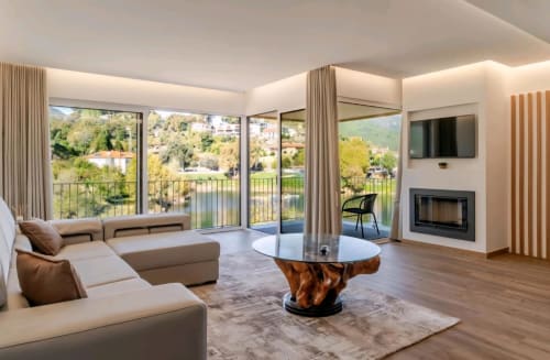 Sala de estar moderna da Pousada Serração B&B em Rio Caldo com vistas panorâmicas, sofá seccional bege e lareira
