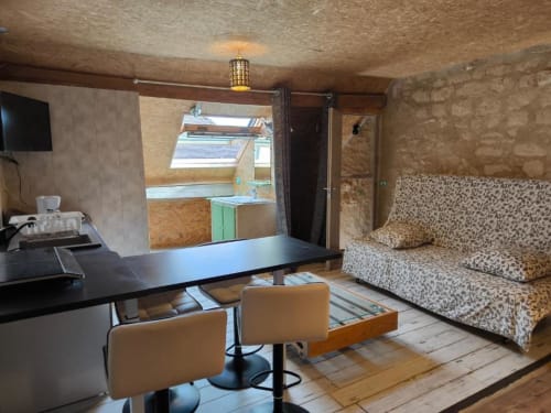 Studio Madiana 89 à Bellechaume avec lit, canapé, kitchenette et coin repas