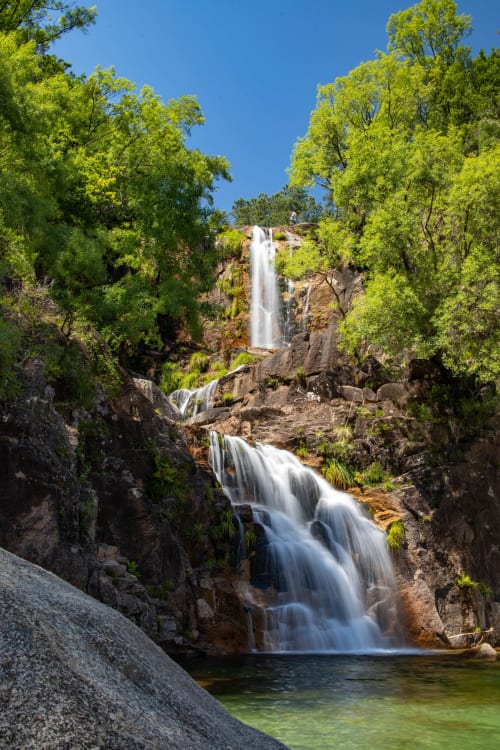 Cascata em cascata na floresta verdejante da Casa de Serração, Rio Caldo Portugal