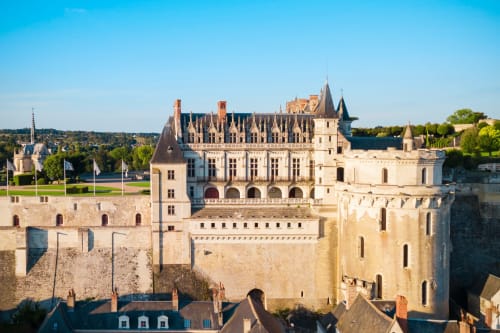 Château d'Amboise, forteresse médiévale aux tours blanches et tourelles dominant la vallée de la Loire, France