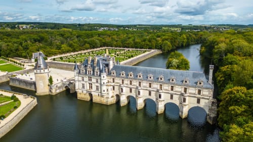 Château d'Amboise, forteresse historique dominant la Loire, entouré de verdure luxuriante et jardins à la française