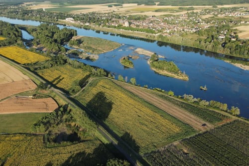 Vue aérienne de la Loire avec champs agricoles et petite ville riveraine en France