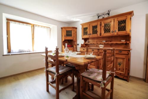 Traditionelles Esszimmer aus Holz mit rustikalem Tisch und Stühlen im Apartment DA BEPPINESCA in Santo Stefano di Cadore