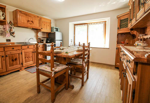 Rustikale Küche und Essbereich im Appartement Da Beppinesca, Santo Stefano di Cadore, mit Bergblick und