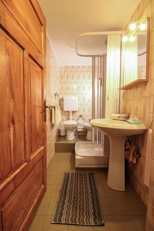 Badezimmer im Apartment DA BEPPINESCA bei Mountains Properties, Santo Stefano di Cadore, mit Säulenwaschtisch, Toilette, Bidet und
