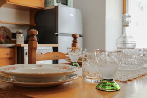 Esszimmertisch mit dekorierten Tellern und Kristallgläsern in der Wohnung DA BEPPINESCA in Santo Stefano di Cadore