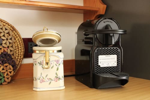 Nespresso-Kaffeemaschine und Blüten-Teedose auf Holzregal in der Mountains Properties Wohnung, Santo Stefano di Cadore