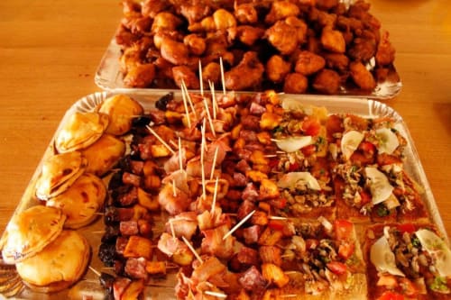 Plateau d'apéritifs à la Maison d'hôtes Madiana 89 à Bellechaume avec brochettes, légumes tranchés et amuse-bouches frits
