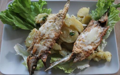 Poisson grillé avec pommes de terre et laitue à la maison d'hôtes Madiana 89 à Bellechaume, France