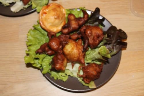 Assiette d'entrée avec pétoncles frits et mélange de salade verts à la Maison d'hôtes Madiana 89 à Bellechaume