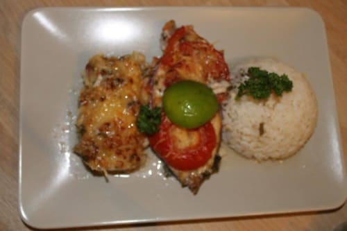 Plat présenté à la Maison d'hôtes Madiana 89 à Bellechaume : protéine panée, riz, poivron rouge, olives vertes et persil