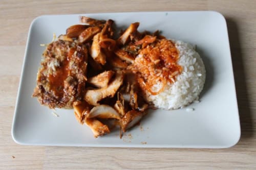 Poulet croustillant aux champignons et riz blanc servi à la maison d'hôtes Madiana 89 à Bellechaume, France