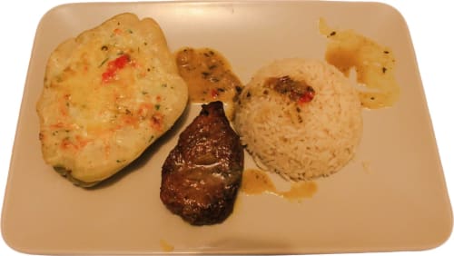 Assiette servie à la Madiana 89 B&B à Bellechaume : viande saisie, pommes de terre à croûte d'herbes et riz pilaf