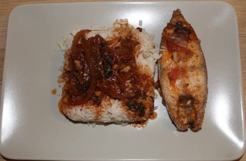 Poisson grillé aux oignons caramélisés et riz blanc servi au gîte Madiana 89 à Bellechaume, France