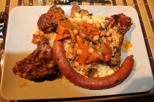 Assiette de couscous nord-africain avec merguez, agneau, légumes et pois chiches au restaurant Madiana 89 à Bellechaume, France
