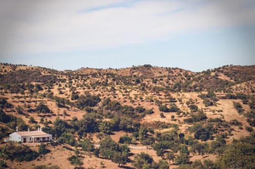 Casa rural branca entre colinas de sobreiro em Tavira, Portugal na herdade Herdade da Côrte