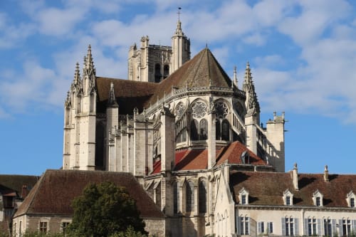 Cathédrale historique française à architecture en pierre près du gîte Madiana 89 à Bellechaume