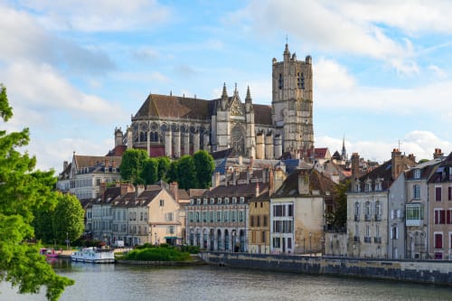 Cathédrale historique surplombant les bâtiments riverains à Auxerre, France près de la maison d'hôtes Madiana 89 à Bellechaume