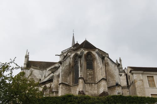 Église en pierre historique d'architecture gothique à Bellechaume, France, près de la maison d'hôtes Madiana 89