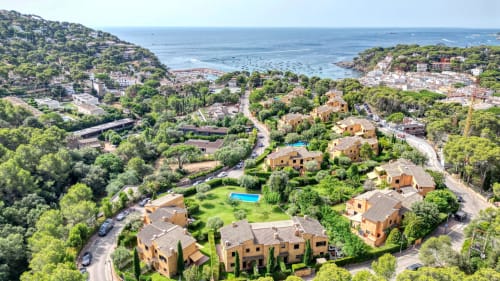 Vista aérea de la villa La Pastora en Llafranc, Palafrugell con piscina, mar Mediterráneo y pueblo costero