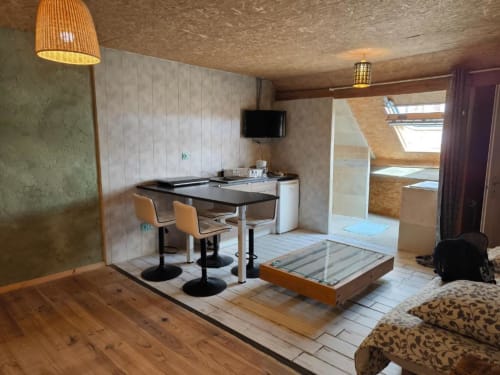 Studio cosy à Madiana 89 à Bellechaume avec bureau, lit, kitchenette et équipements modernes