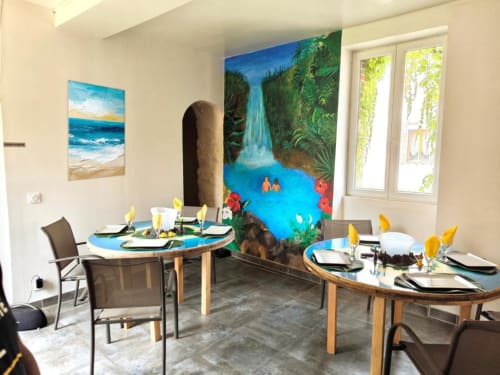 Élégante salle à manger de Madiana 89 à Bellechaume avec œuvres tropicales, tables rondes dressées, fleurs jaunes et